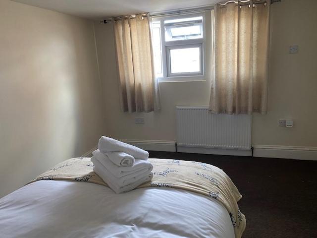 Berks Luxury Serviced Apartments,5 Bedrooms, 5 Double Beds, 2 Bathrooms, Free Super Fast Wifi & Parking Earley Экстерьер фото