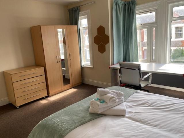 Berks Luxury Serviced Apartments,5 Bedrooms, 5 Double Beds, 2 Bathrooms, Free Super Fast Wifi & Parking Earley Экстерьер фото