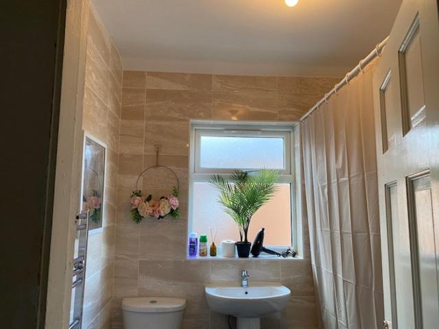Berks Luxury Serviced Apartments,5 Bedrooms, 5 Double Beds, 2 Bathrooms, Free Super Fast Wifi & Parking Earley Экстерьер фото